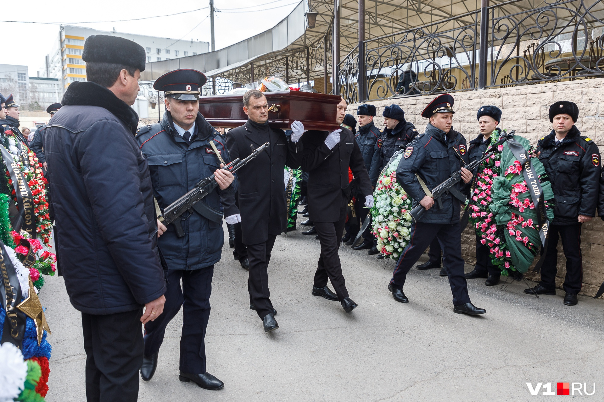 Сегодня убитого Петренко полицейского похоронили в Краснооктябрьском районе