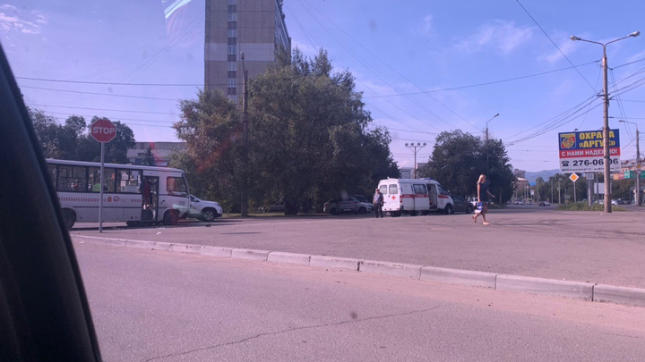 В аварии такси и автобуса в центре Красноярска пострадал 12-летний мальчик