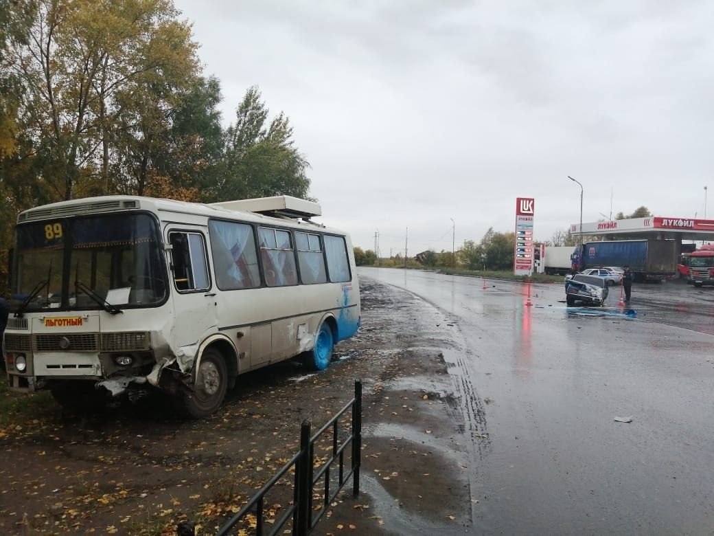 Отмывать придётся не только асфальт, но и автобус Отмывать придётся не только асфальт, но и автобус