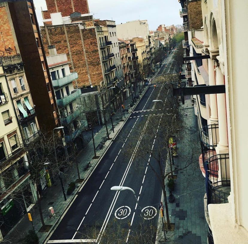Улицы Барселоны выглядят пустынно, за появление без причины могут оштрафовать на сумму от 600 до 3000 евро