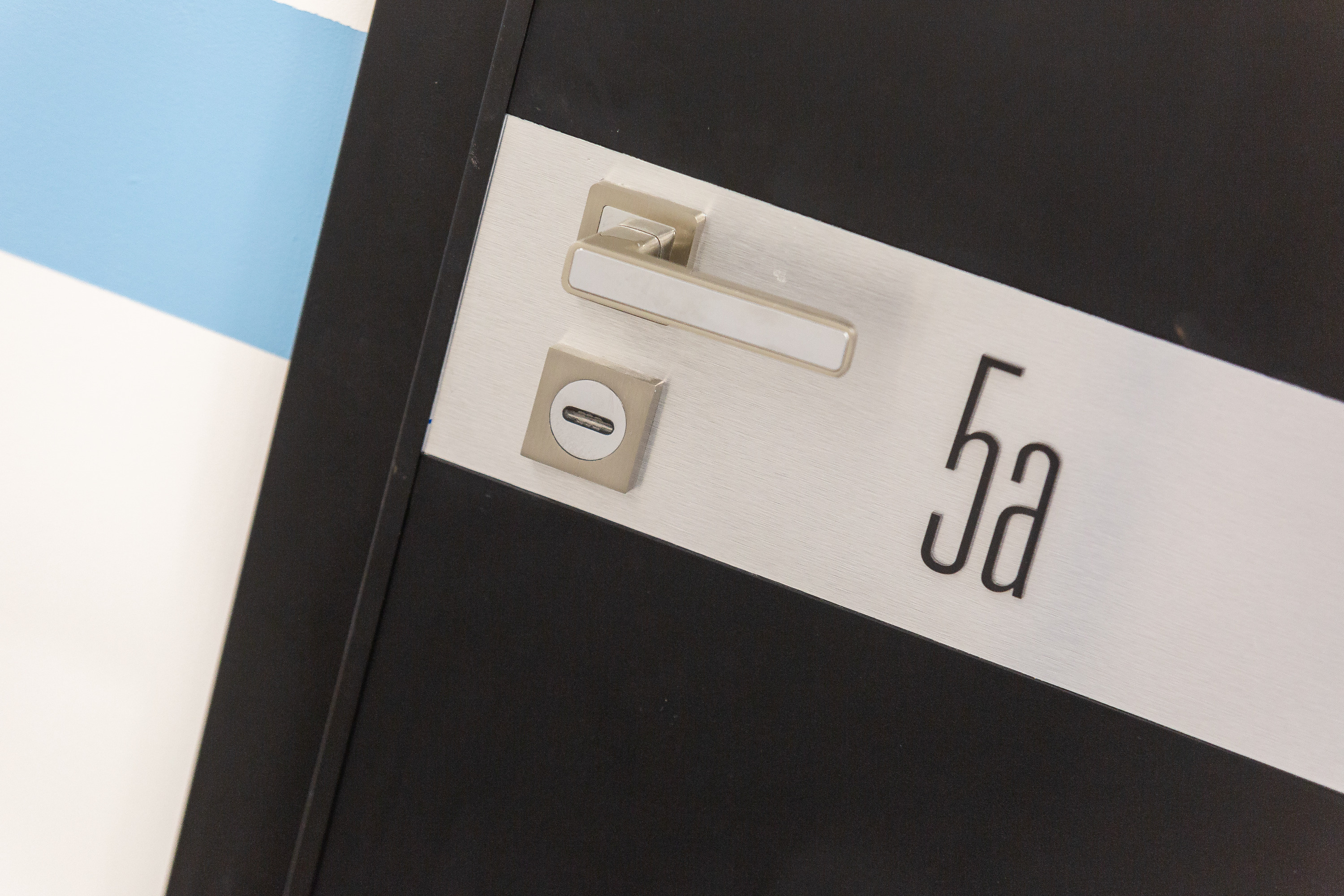 Дизайн надежных сейф-дверей разработан специально для синего дома ЖК «Малевич» 