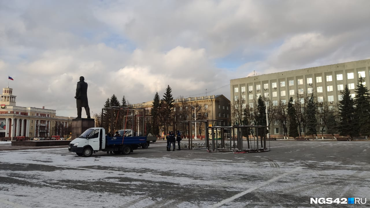 Работы по установке новогодней ели только начались Работы по установке новогодней ели только начались