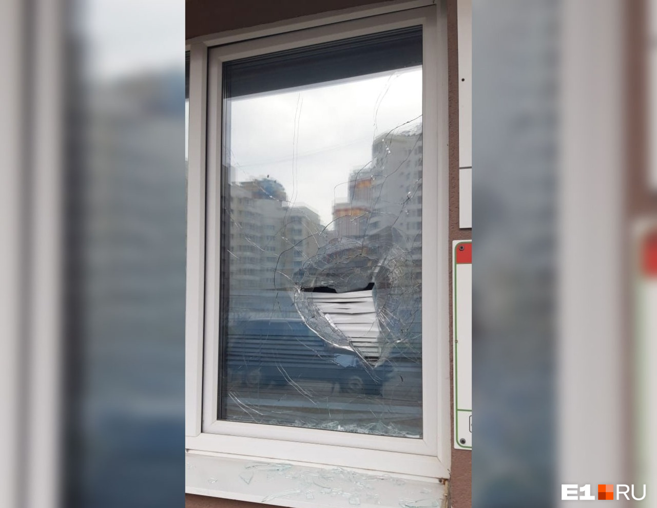 Кирпич пробил окно, залетел в помещение и едва не ранил работницу, измерявшую температуру у посетителей