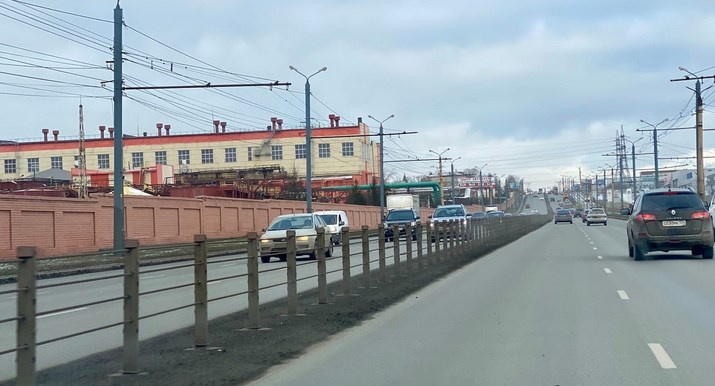 Вот как экспериментальный разделитель на Свердловском проспекте выглядит спустя почти полгода