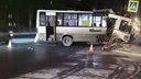 В Нижнем Новгороде водитель иномарки загнал автобус в столб и скрылся