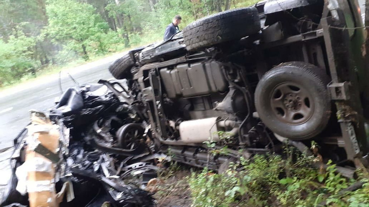 На дороге в Челябинской области иномарку разорвало пополам. Погиб молодой водитель