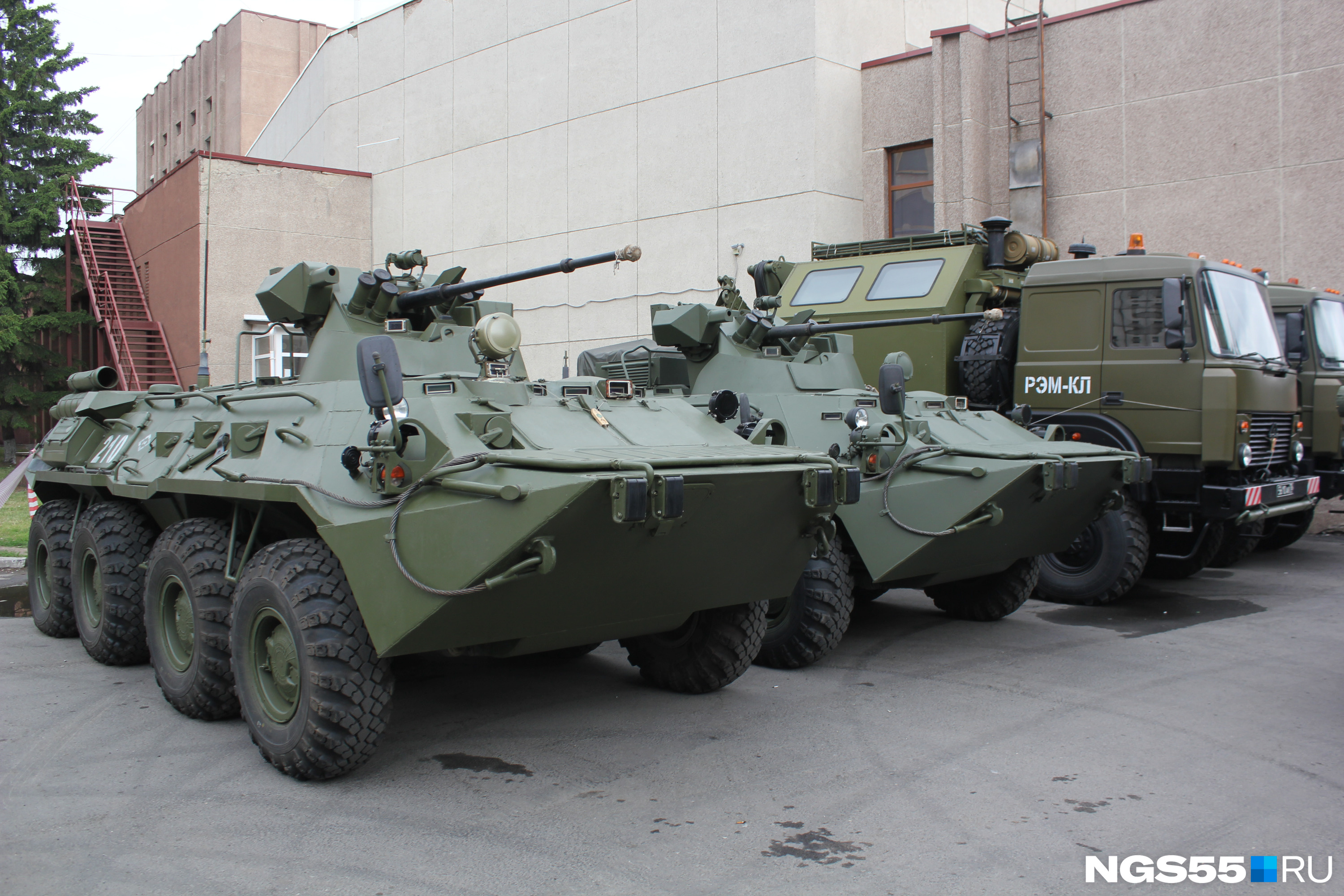 Помимо танка Т-34, на параде можно будет увидеть ещё одного заслуженного ветерана боевых действий, пусть и более поздних — БТР-82