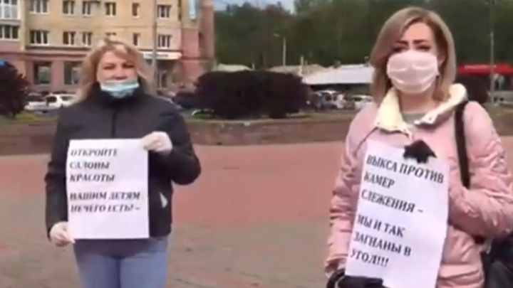 «Мы не хотим поднимать цены»: работники салонов красоты в Выксе протестовали против установки камер