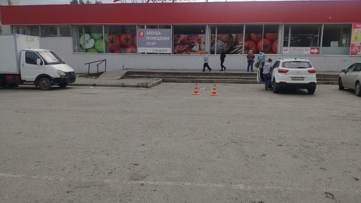 В Екатеринбурге разыскивают водителя, который сбил на парковке у магазина двух девушек и скрылся