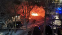 Возле детского сада в Новосибирске загорелся <nobr class="_">автомобиль —</nobr> пожар сняли на видео