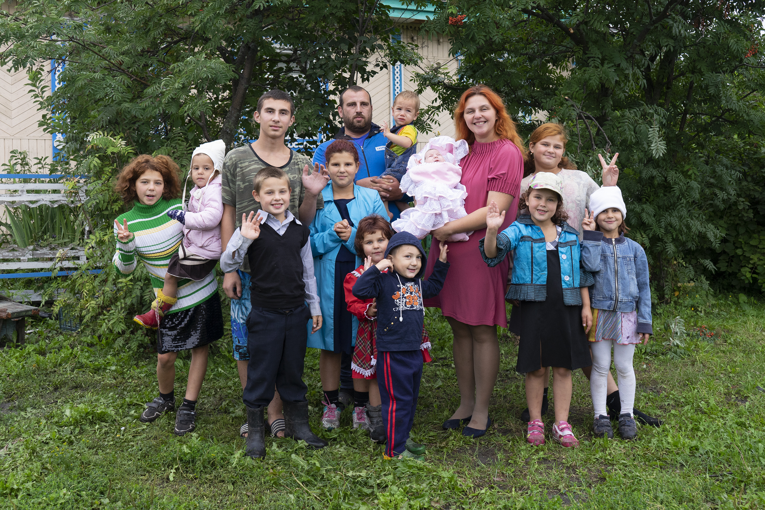 Семью с 12 детьми, которой миллионер из списка Forbes подарил дом, лишили всех социальных пособий