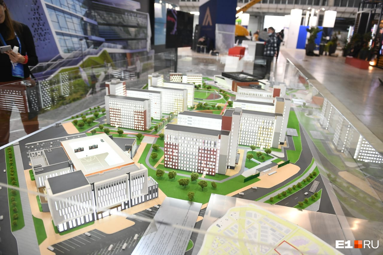 В Екатеринбурге впервые представили объемный макет зданий деревни Универсиады-2023, строительство которой уже началось в Новокольцовском<br>