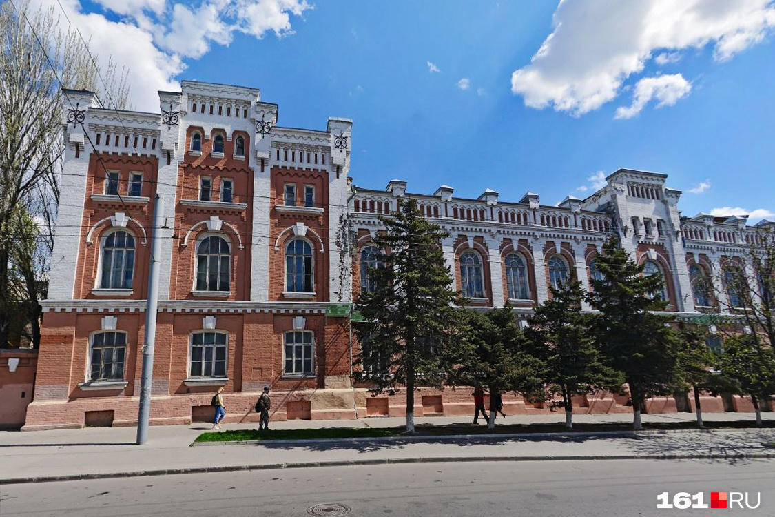 Бывшие ростов на дону. Винно водочный завод Ростов. Ростов ликероводочный завод. Ростов на Дону Буденновский 70 винный завод. Дом ликеро-водочный завод Ростов на Дону.