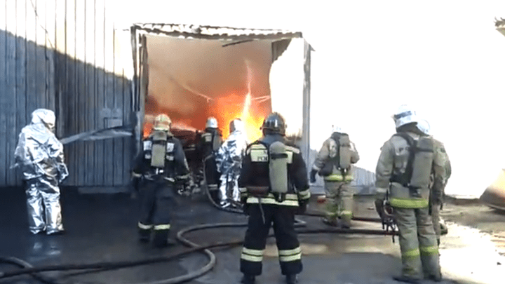 Видео дня: смотрим, как пожарные тушили лакокрасочный склад на Московском шоссе