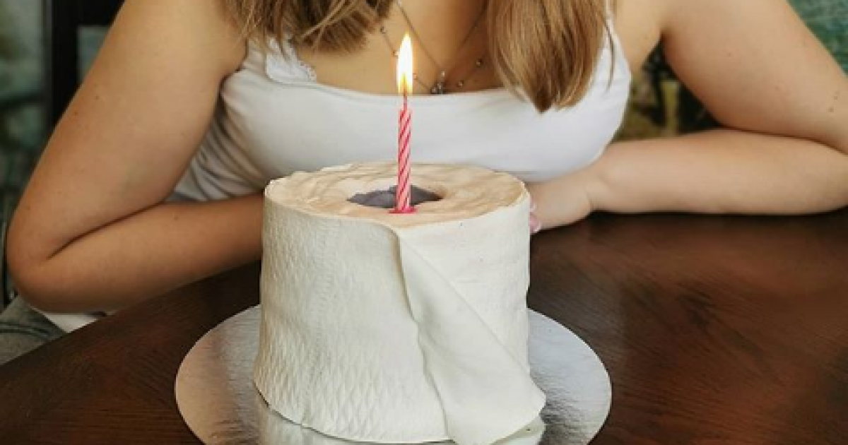 Картон для торта ко дню рождения и рулоны туалетной бумаги!