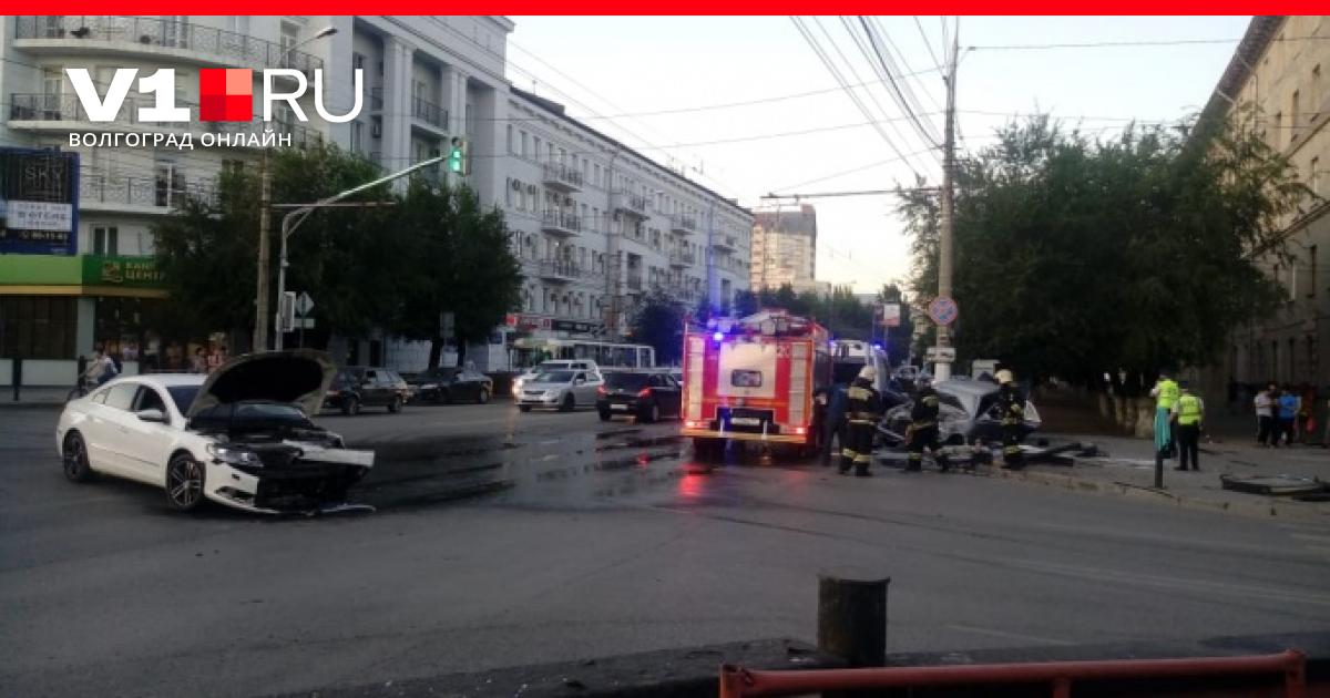 Вылетел на тротуар. Авария на Огарева Волгоград. Авария на Ворошиловском проспекте Мерседес. Ворошиловский районный Волгоград перекресток. Авария Баррикадная-Рабоче-Крестьянская 12.10.2022г. Волгоград.