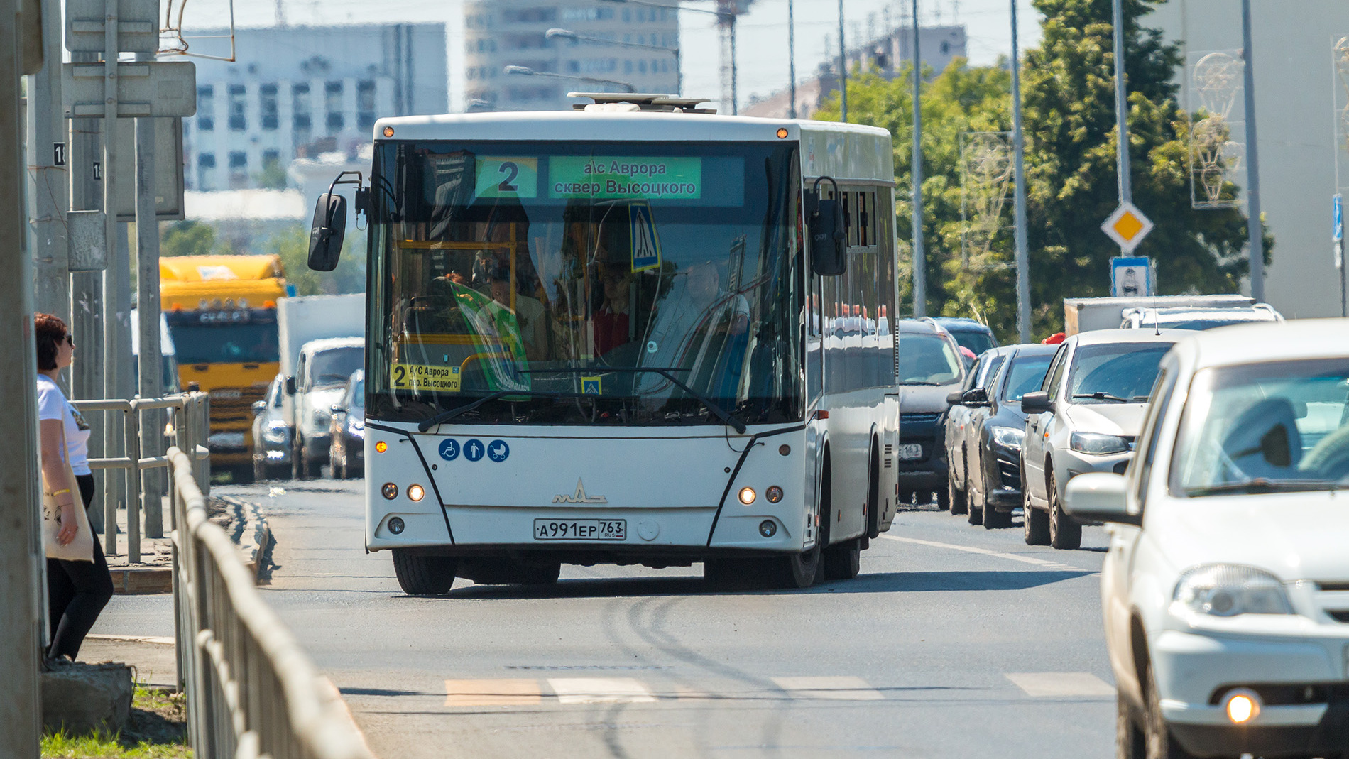 «Автобус перевозит столько же людей, сколько 155 машин»: эколог призвал самарцев выбирать общественный транспорт