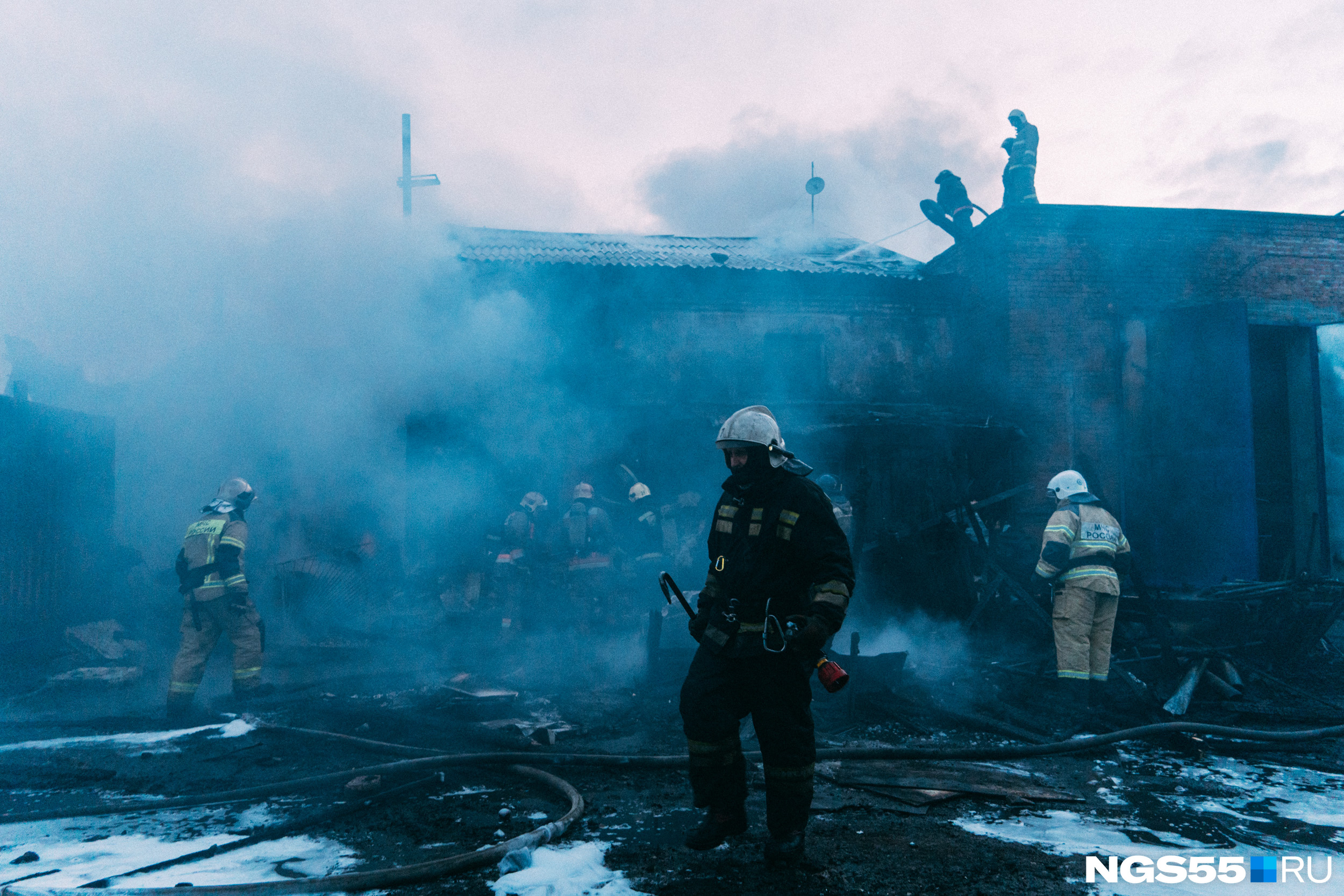 Всё вокруг усеяно пеной и пеплом