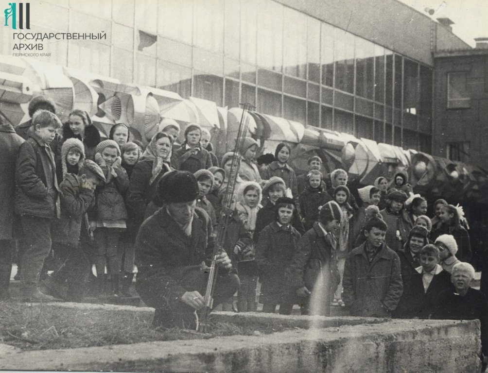 В кружке технического творчества при ДК имени Гагарина собирали ракеты, а потом торжественно их запускали. Пермь, 1970-е годы