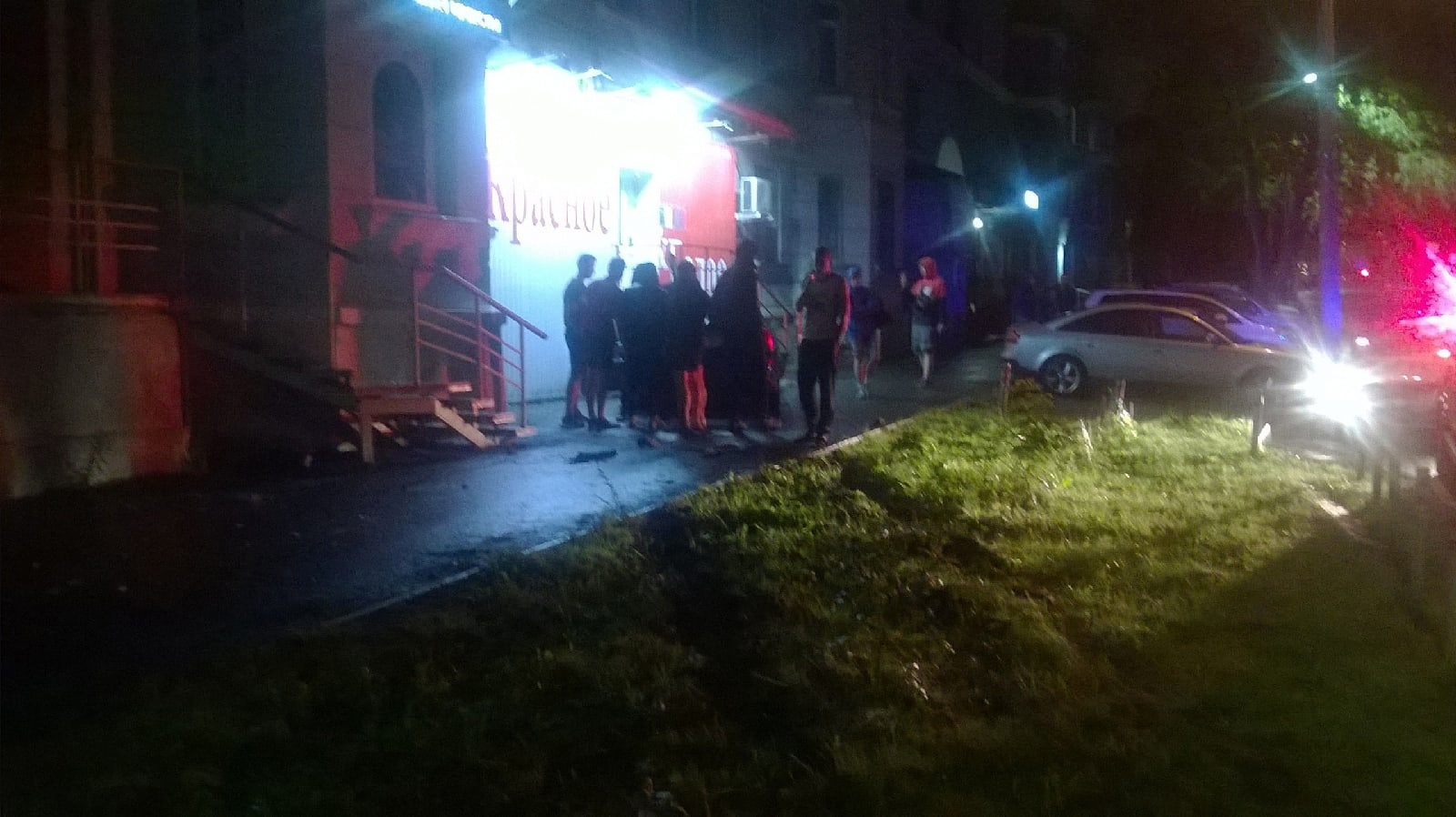 По этому фото можно увидеть, какой путь проделал водитель, прежде чем его остановило крыльцо По этому фото можно увидеть, какой путь проделал водитель, прежде чем его остановило крыльцо