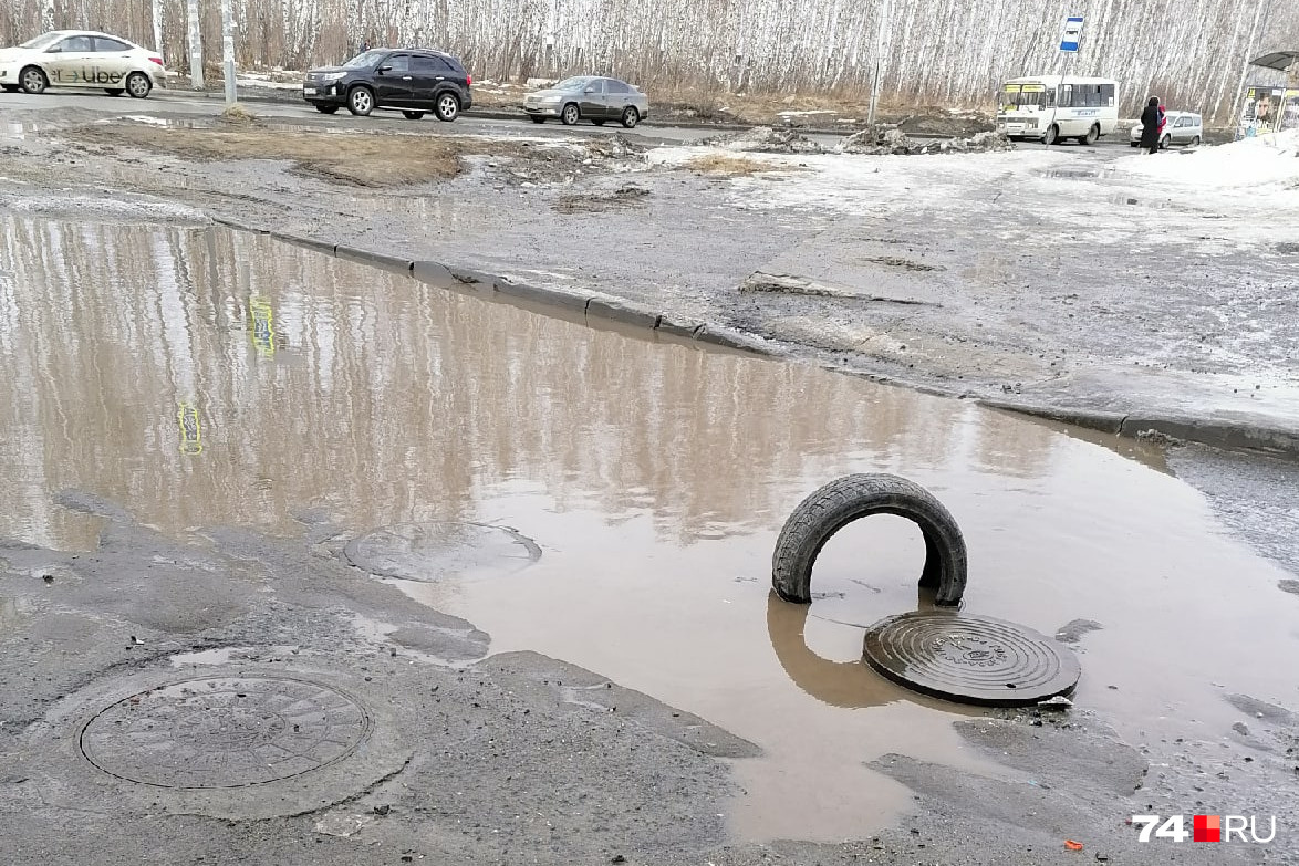 Весенние лужи в Челябинске коварны — под водой могут скрываться неприятные сюрпризы