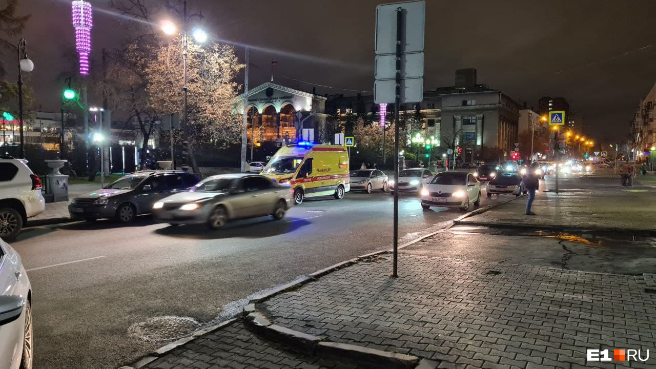 К зданию приехали медики К зданию приехали медики