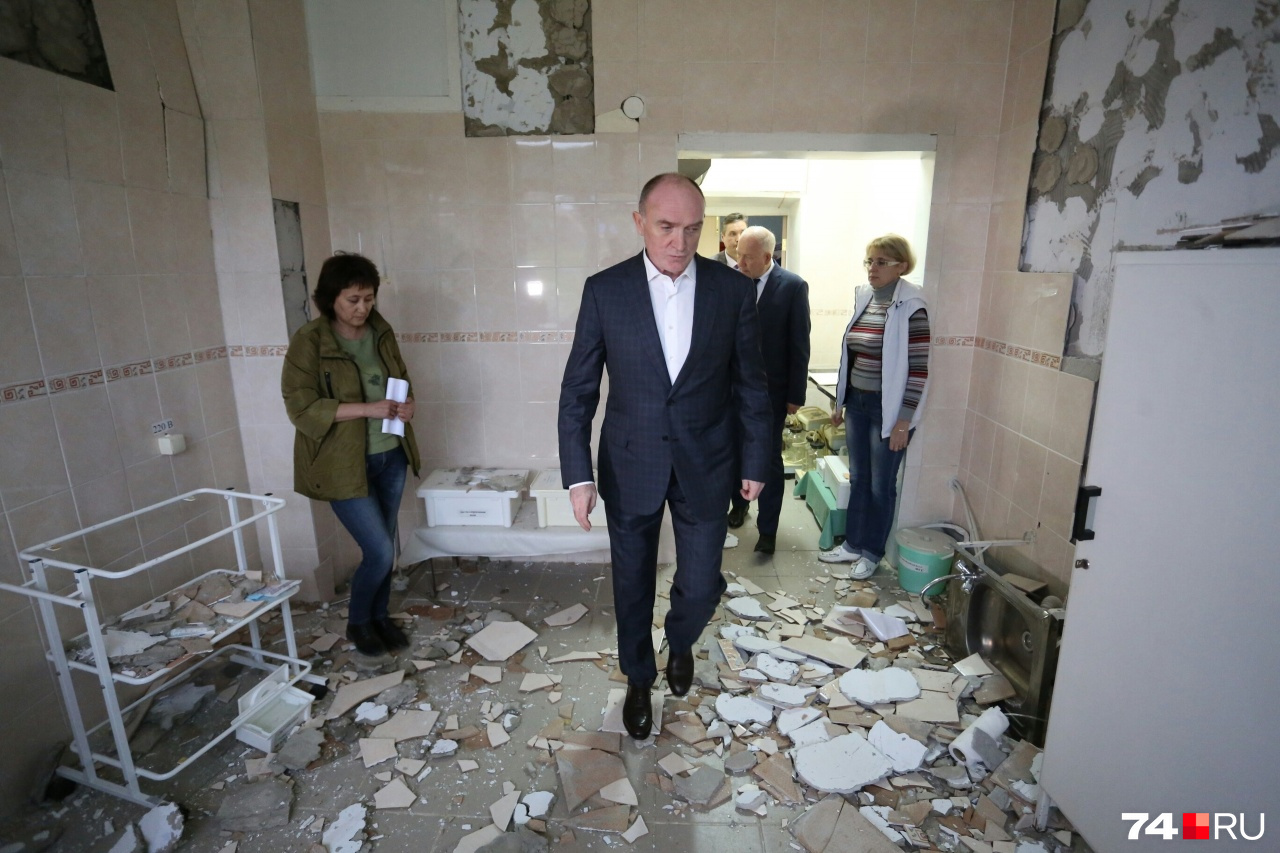 Губернатор Борис Дубровский в 2018 году осматривает пострадавшее здание больницы и обещает оперативное решение вопроса с капремонтом