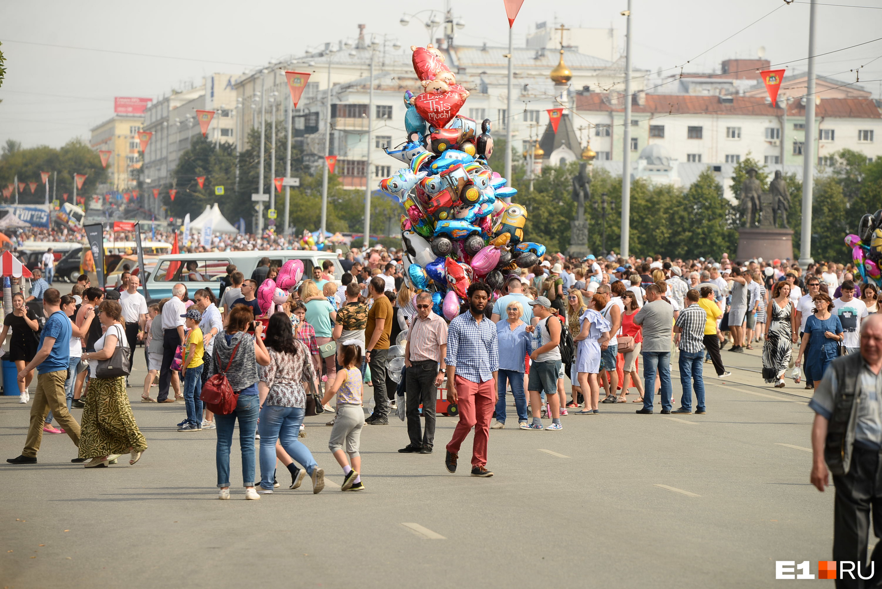 Картонное нашествие! Тысячи людей пройдут по центральным улицам Екатеринбурга в День города