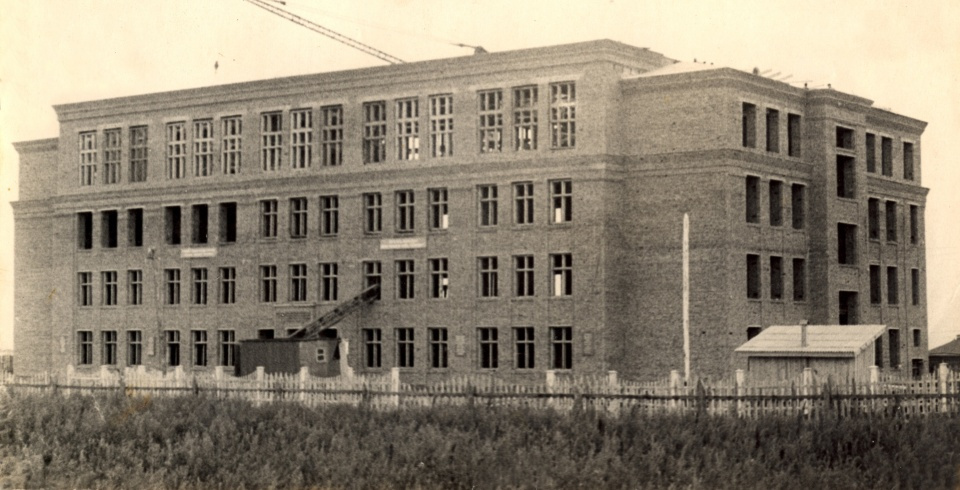 Такой школа была 60 лет назад, когда ее строили в первый раз. Эту фотографию нам прислал тюменец, <a href="https://72.ru/text/gorod/2020/05/06/69242845/" target="_blank" class="_">родители которого познакомились на строительстве школы</a>