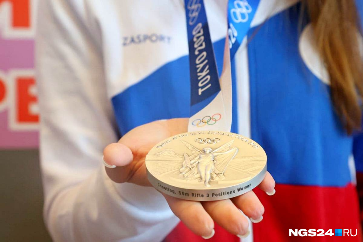 Свою медаль спортсменка посвятила своему первому тренеру, который погиб
