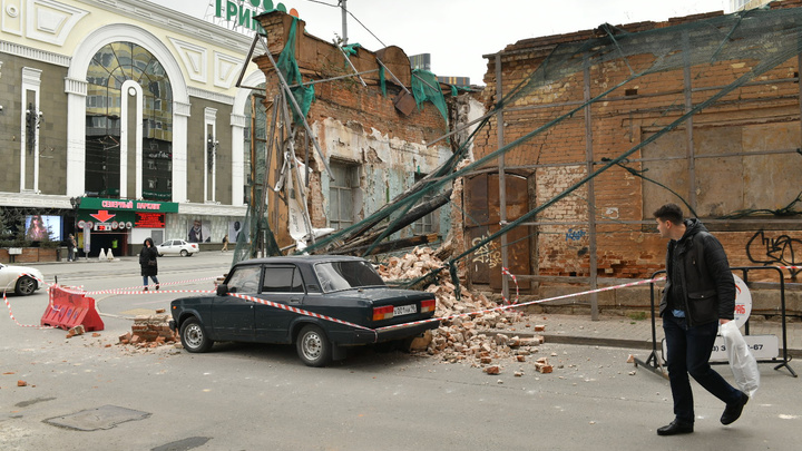 Владелец машины, на которую упали обломки здания на Радищева, собирается судиться с его владельцем