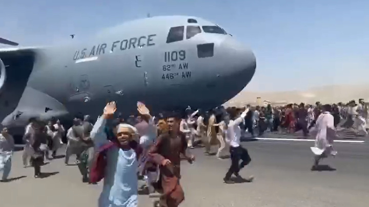 Люди пытаются покинуть захваченный Кабул — они цепляются за самолет и падают, когда он взлетает: видео