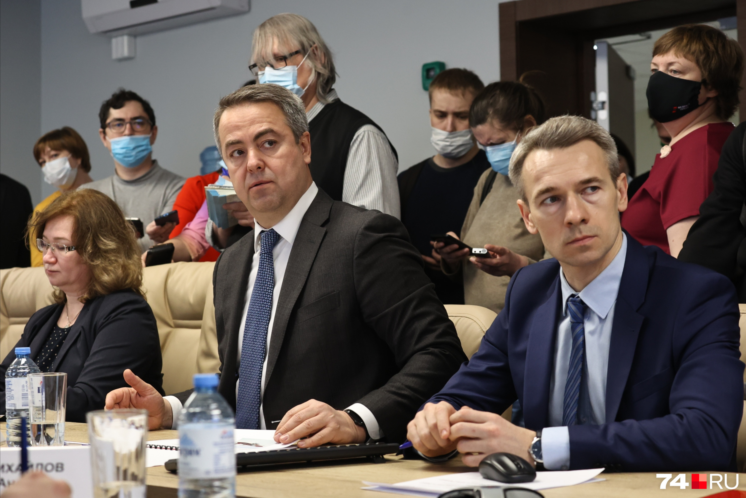 Евгений Ключарев (в центре) рассказал о планах компании на совещании в аэропорту с участием холдинга «Новапорт», губернатора и министра дорожного хозяйства и транспорта 