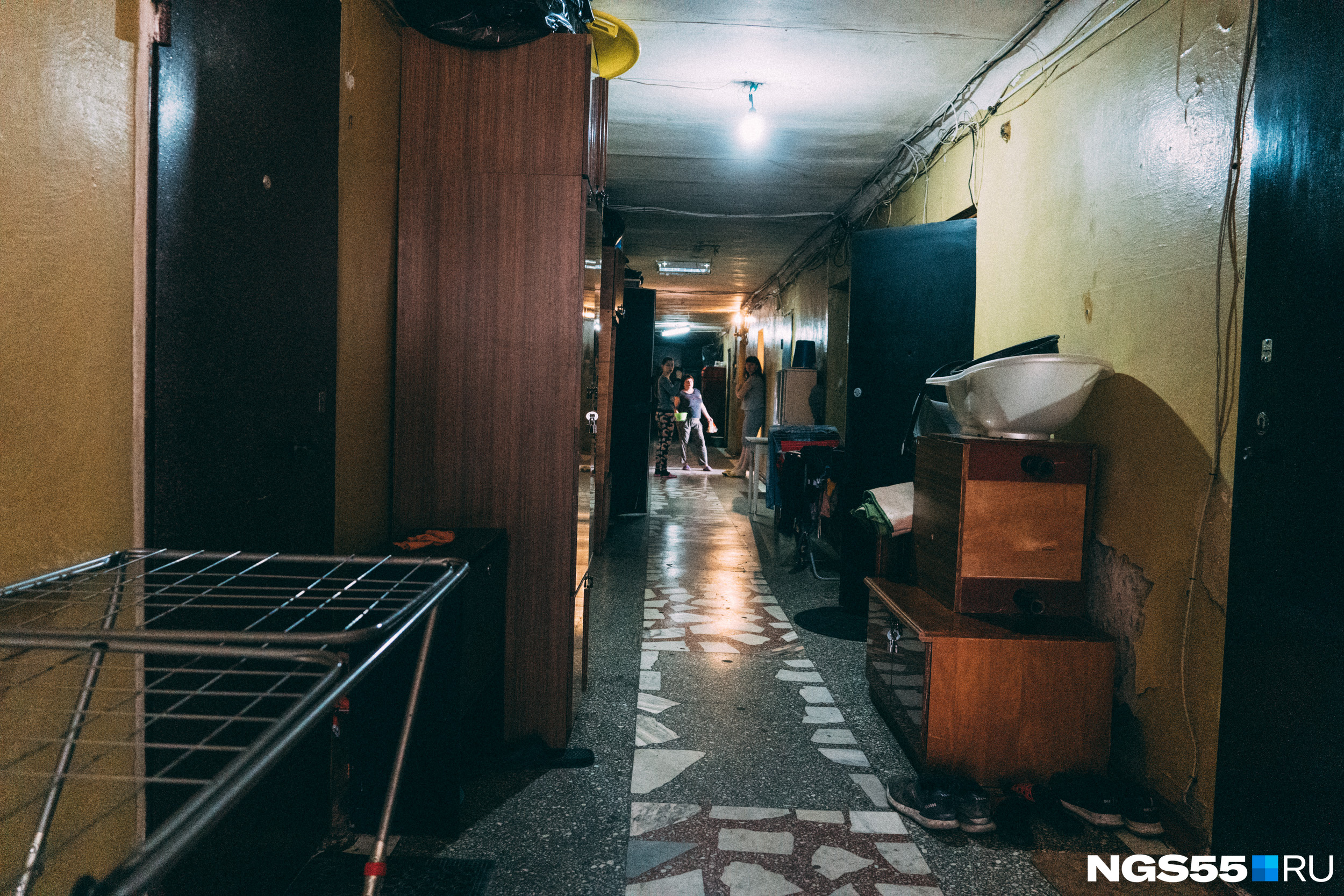 Коридоры заставлены шкафами, как это бывает в общежитиях и коммуналках