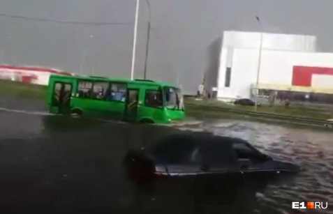 Затопленная машина и упрямый автобус Затопленная машина и упрямый автобус