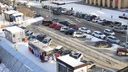 В центре Новосибирска обнаружилась ничья <nobr class="_">парковка —</nobr> посмотрите, как ее чистят от снега (показательное фото)