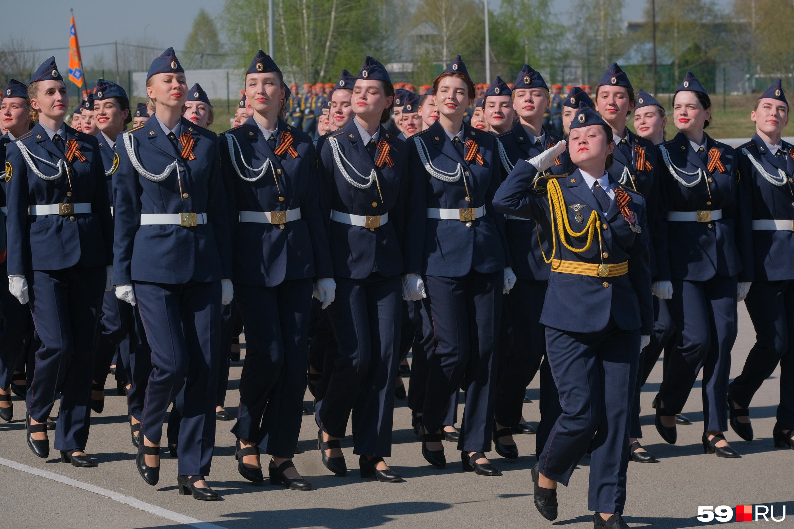 Следом идут девушки Следом идут девушки