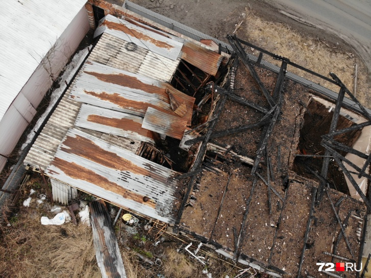 Так дом на Амурской выглядит с высоты. Он огорожен забором<br> Так дом на Амурской выглядит с высоты. Он огорожен забором<br>