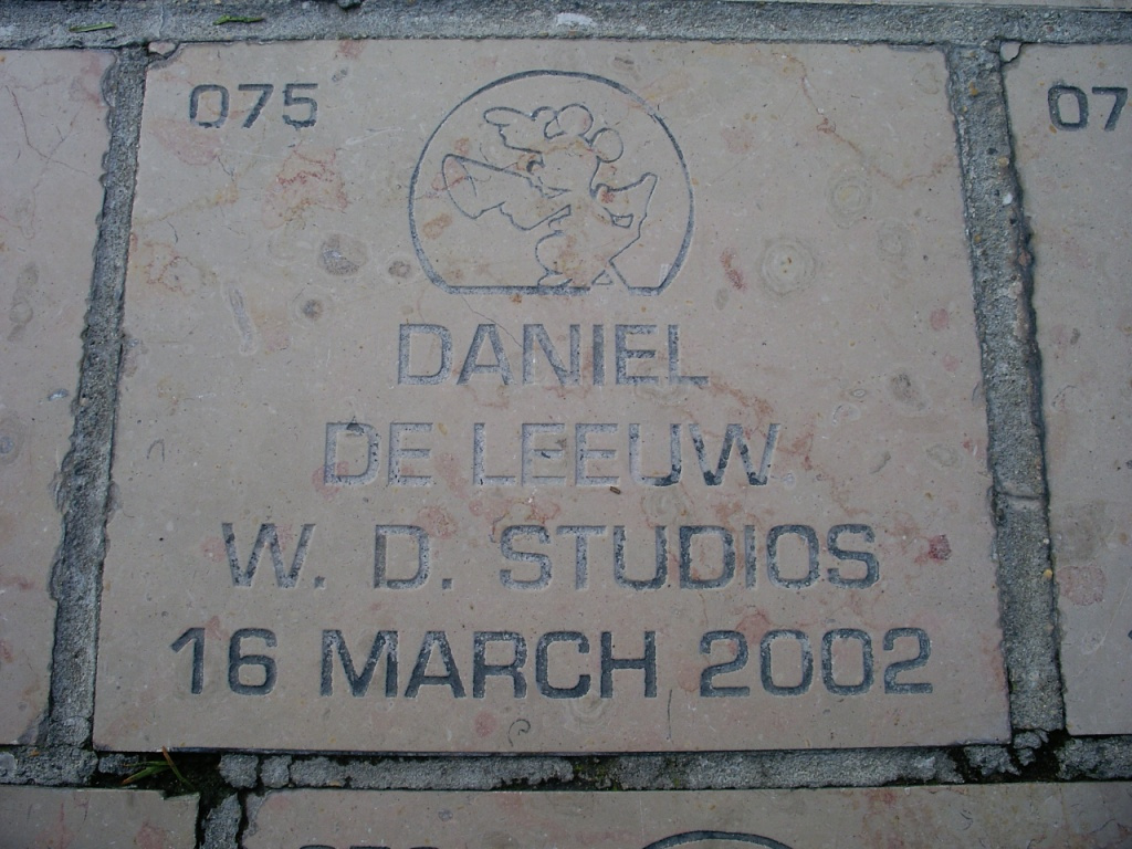 Памятная табличка в парке Disney Studios