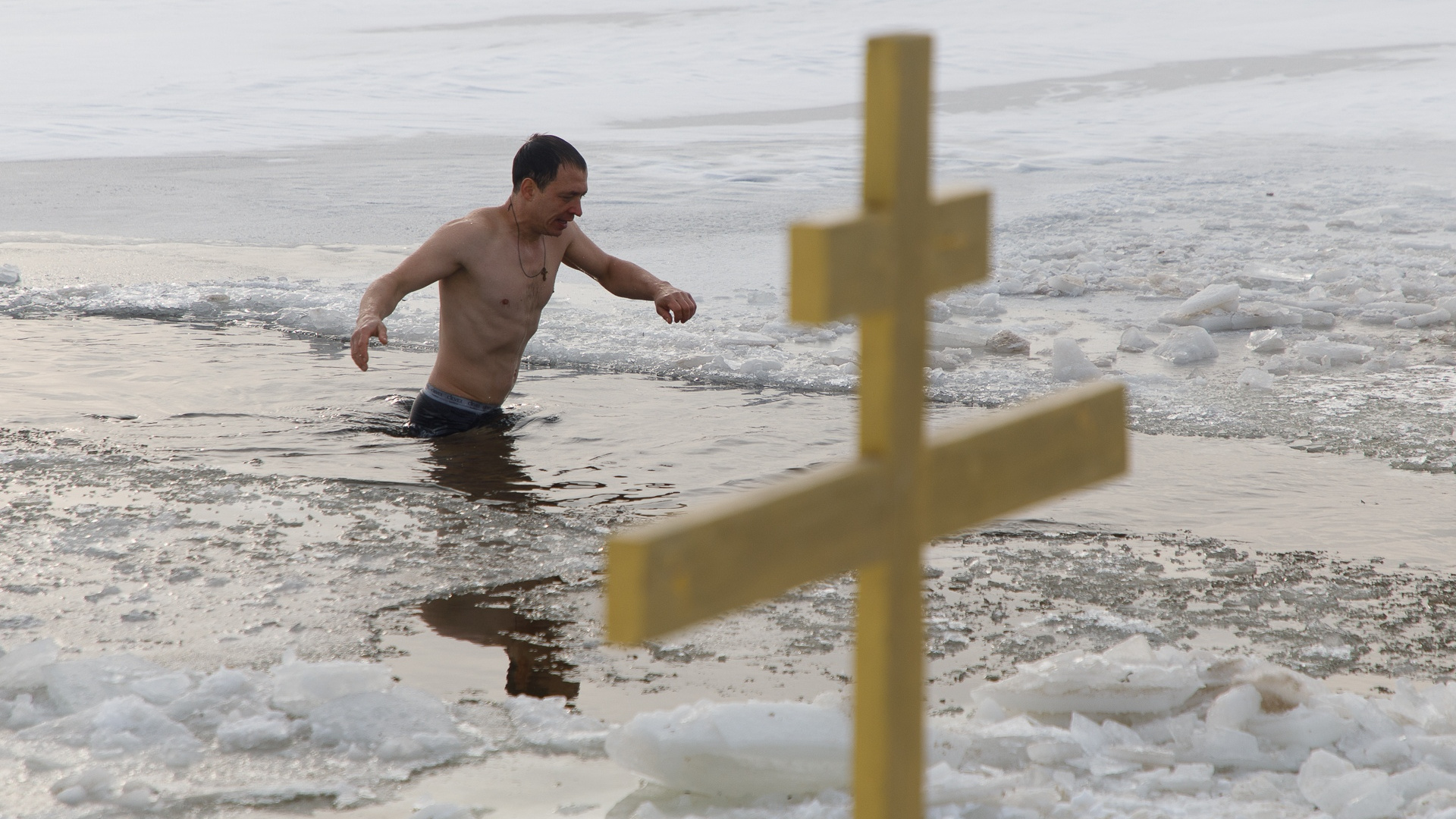 Волгоградцы отпраздновали Крещение омовением в ледяных купелях: онлайн-трансляция