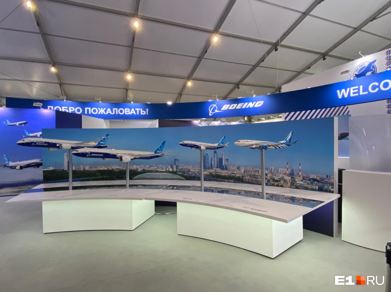 Экспозиция корпорации Boeing. Здесь представлены модели пассажирских воздушных судов семейств 737, 787, 777Х