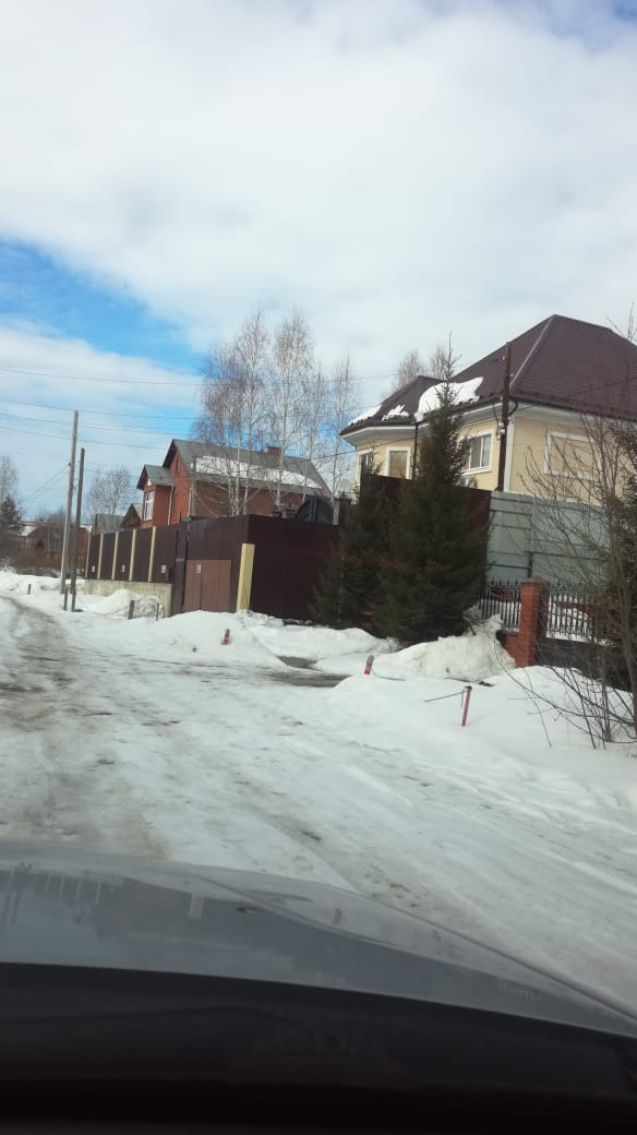 Коттедж соседей находится в нескольких метрах от школы и дома Екатерины Захаровой