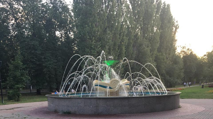 Вандалы сломали фонтан в сквере на проспекте Ильича