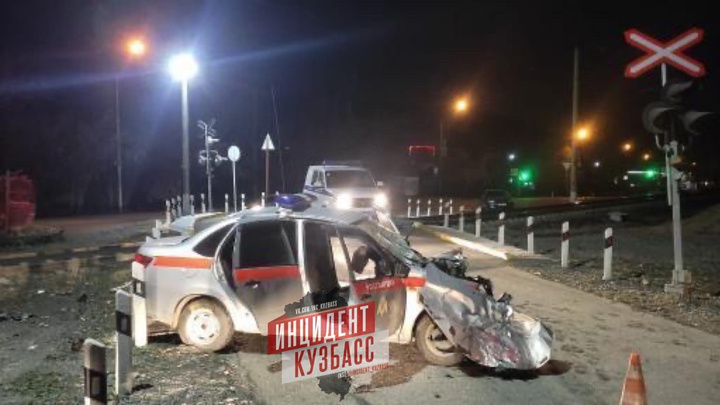 Электропоезд столкнулся с автомобилем Росгвардии в Кузбассе, два человека пострадали