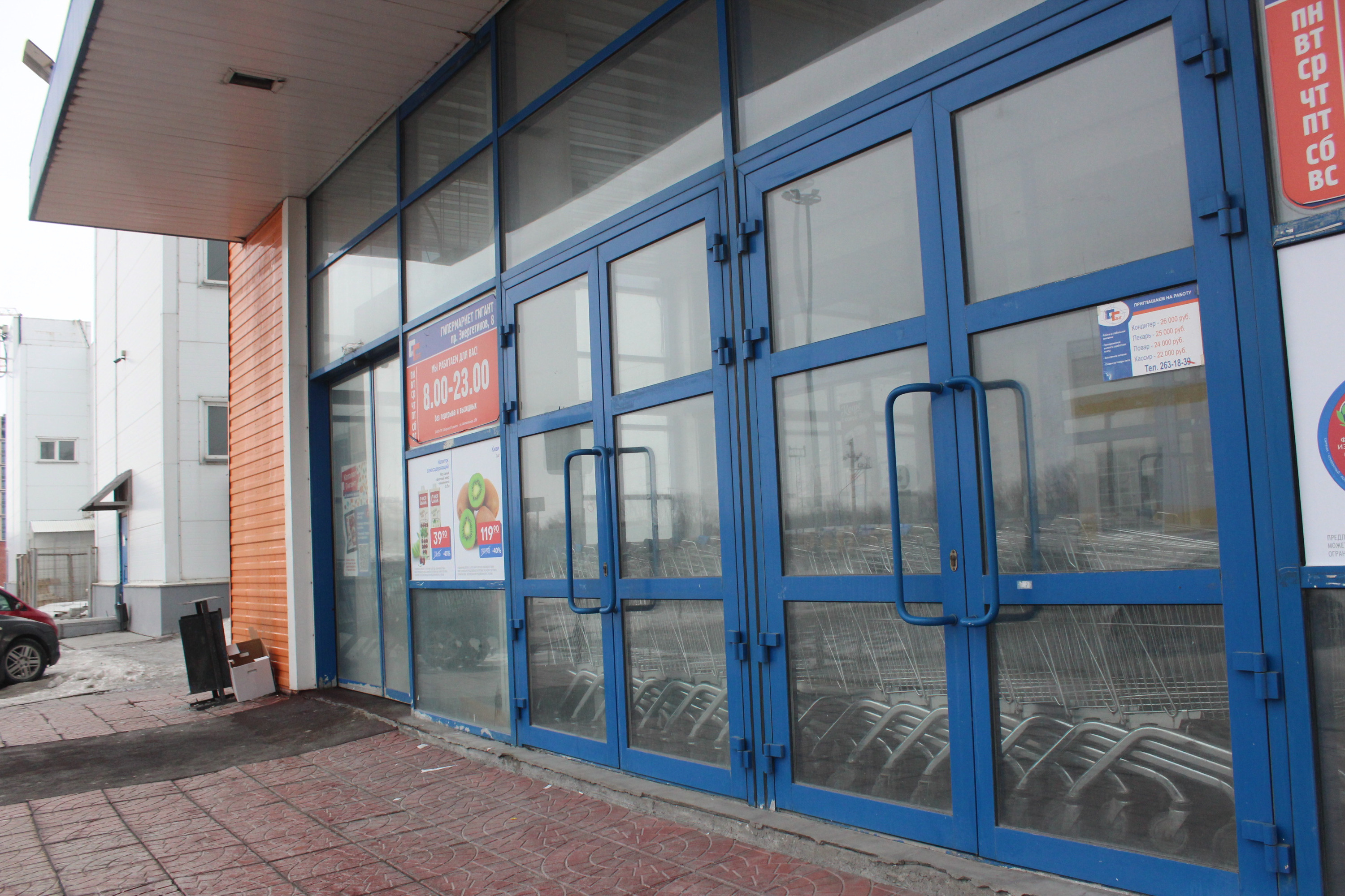 Двери в гипермаркете частично заблокированы ненужными тележками