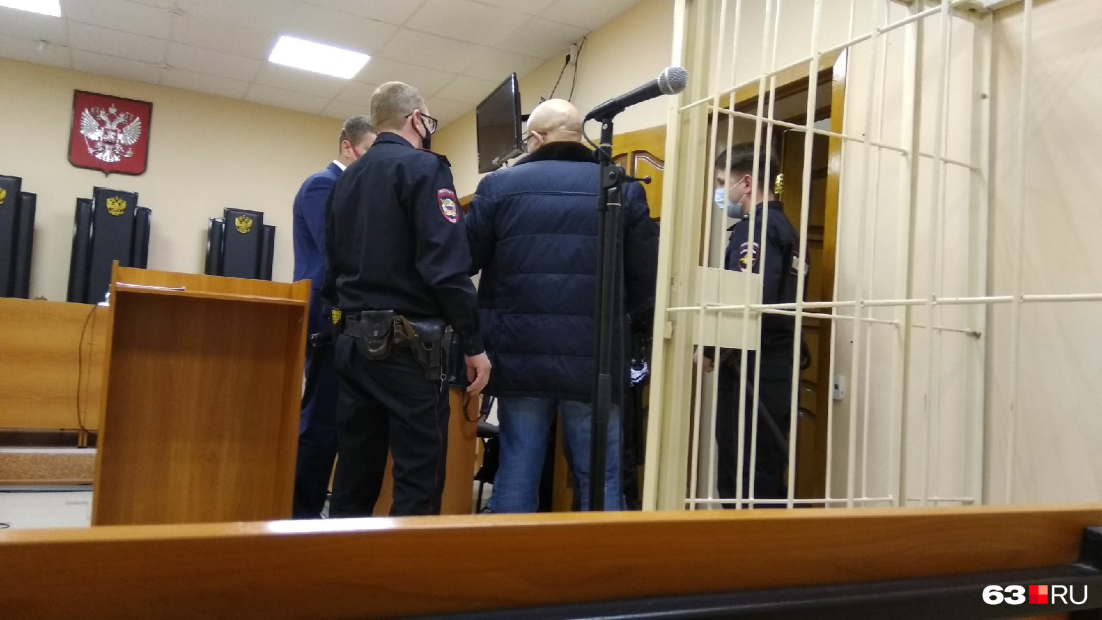 Правоохранитель прятал лицо от камер Правоохранитель прятал лицо от камер