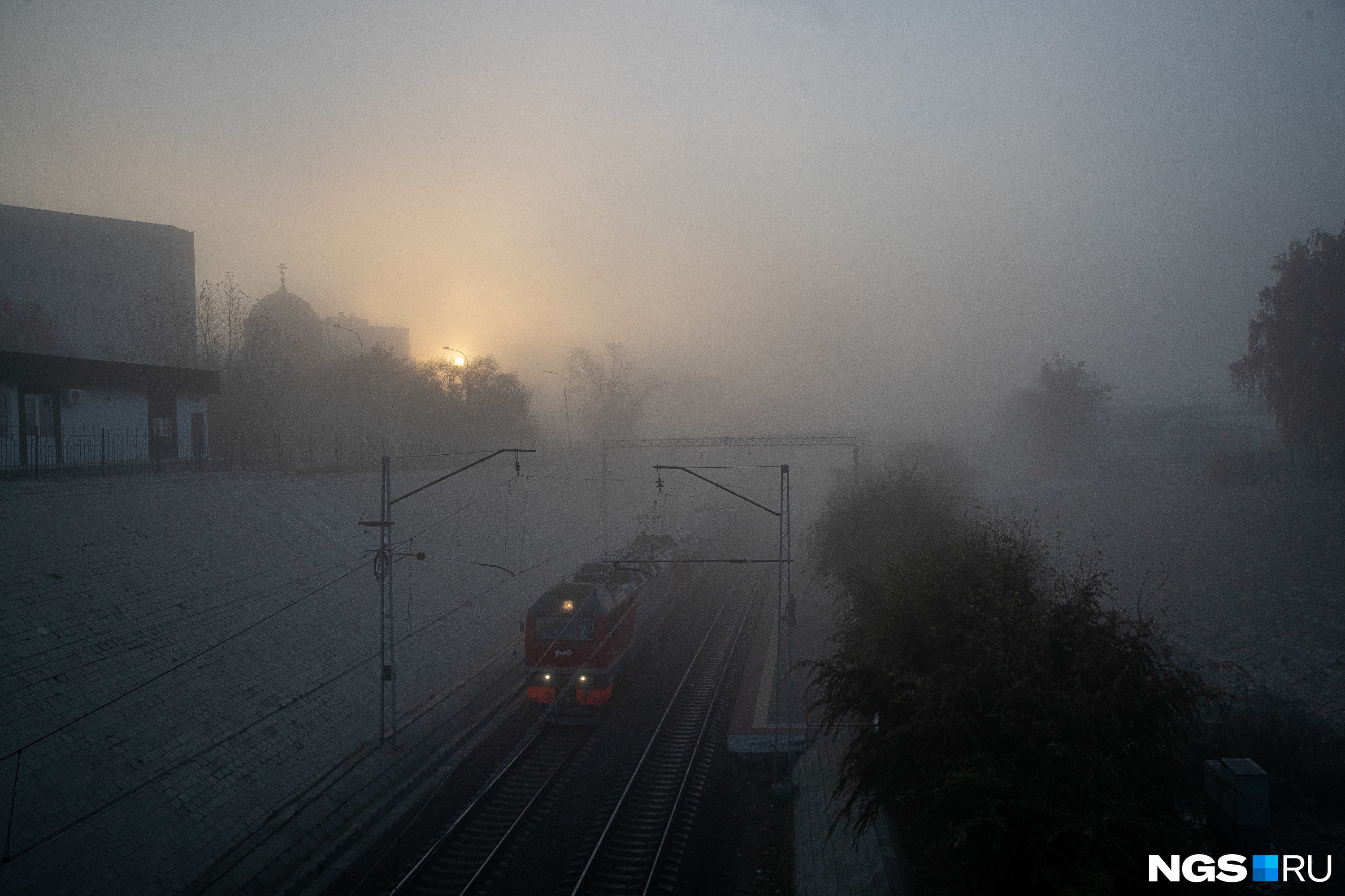 Пользователи соцсетей сообщают о переносе посадки самолетов в Красноярск, а вот поездам туман не помеха