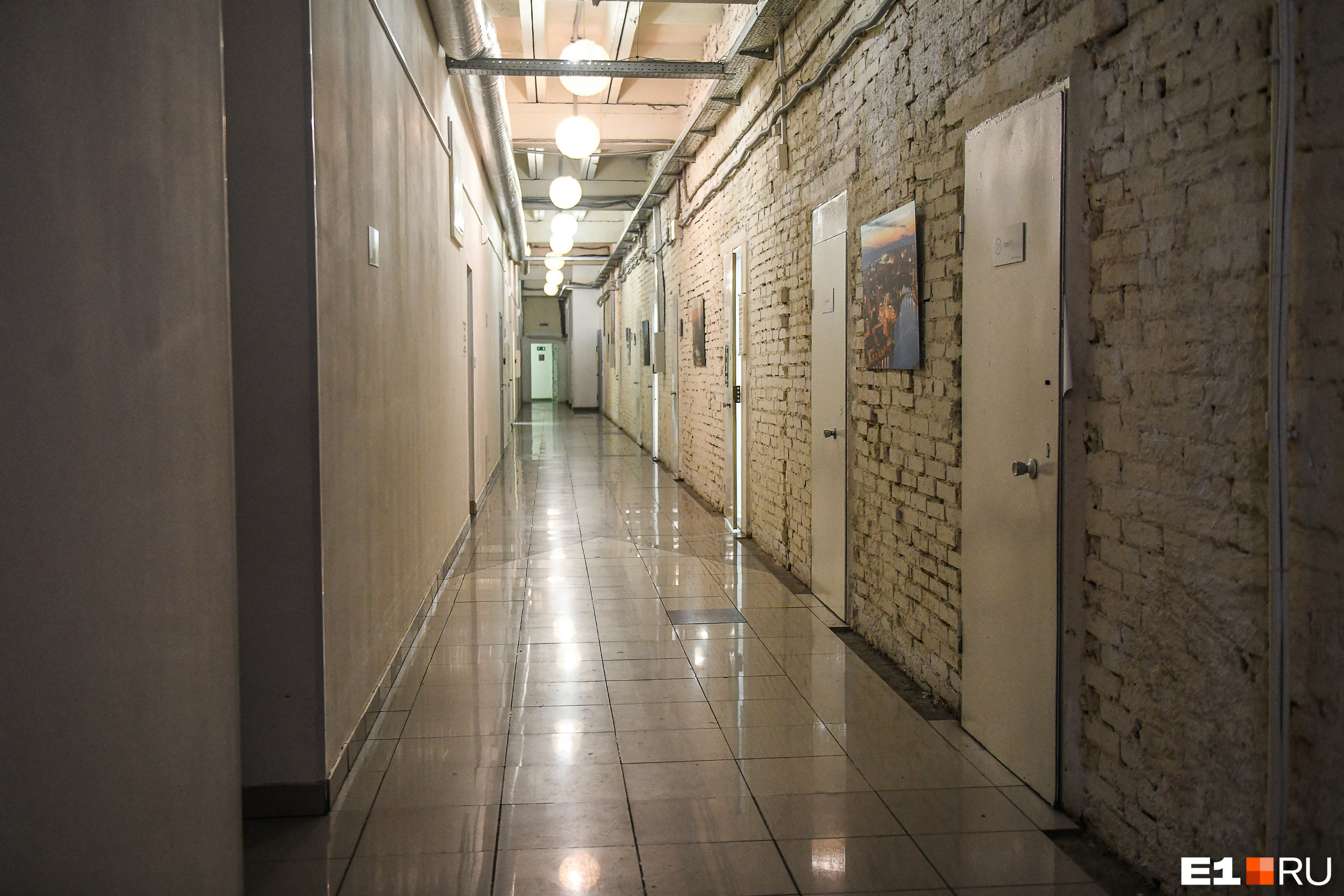 В коридорах киностудии можно заблудиться, но многочисленные арендаторы как-то там находятся