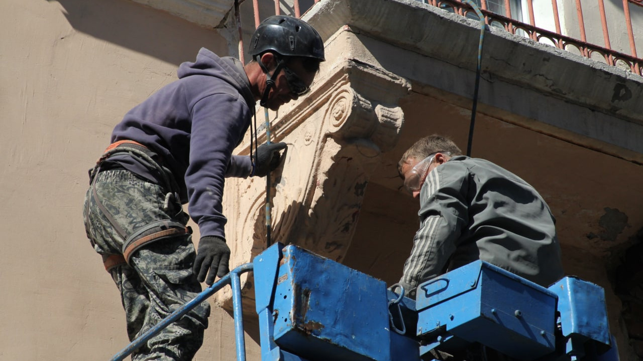 «Зачем ломать?»: краевед — о демонтаже кронштейнов с фасада «дома со шпилем»