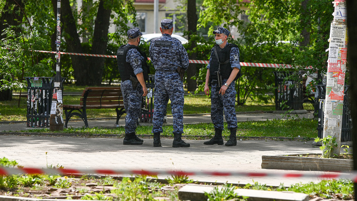 В Екатеринбурге мужчина с топором ходил по улице и грабил прохожих